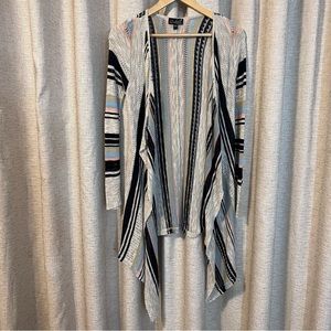 Cascading cardigan on the front with colored vertical lines, woven in thread.